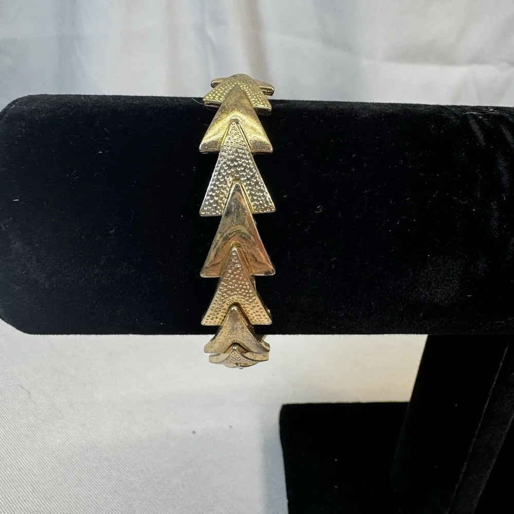 Woman's Jewelry Stretch Gold Tone Arrow‎ Bracelet!, Great Stacked!